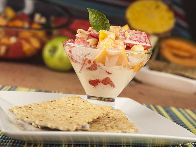 Ensalada cremosa de frutas con Galletas Saltín Noel Semillas y Cereales