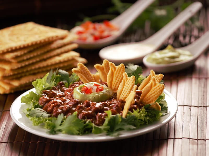 Ensalada de chile con carne, pico de gallo y Galletas Saltín Noel